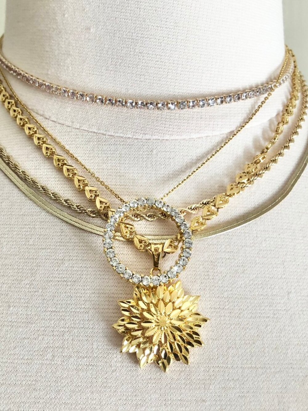 Retro Gold Rhinestone Circle Pendant Necklace
